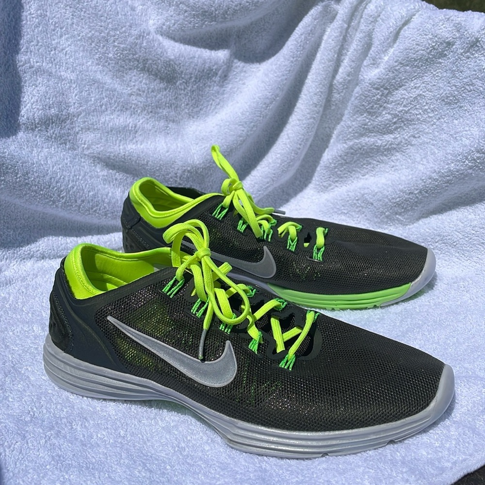 Nike Dark Grey and Green Athletic Shoes with Sleek Design